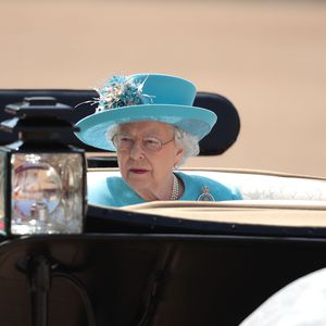 Trooping the Colour: Die Queen schaute vorher Pferderennen!