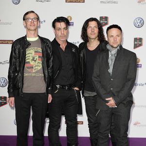 Viele Menschen protestieren vor Rammstein-Konzert in Berlin