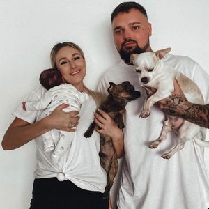 Erstes Familienbild: Schröders posieren mit Kind und Hunden