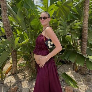 Model Mandy Bork präsentiert ihren Babybauch im Urlaubslook