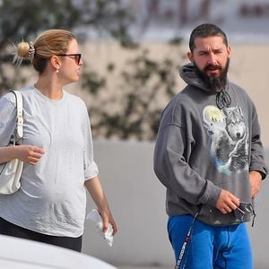 Shia LaBeoufs Freundin Mia Goth hat kugelrunden Babybauch