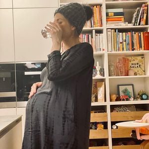 Kurz vor der Geburt: Nina Bott präsentiert ihren XXL-Bauch