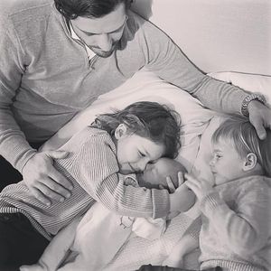 Hier knuddeln Prinz Carl Philips Söhne ihren Bruder Julian