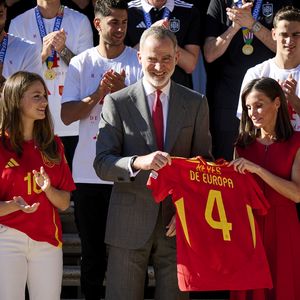 So strahlend begrüßen die spanischen Royals ihre EM-Sieger!