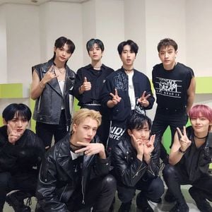 Stray Kids am Flughafen von riesiger Menschenmenge bedrängt