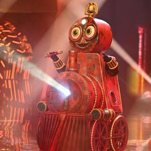 Dieser Star steckte unter der "The Masked Singer"-Lokomotive