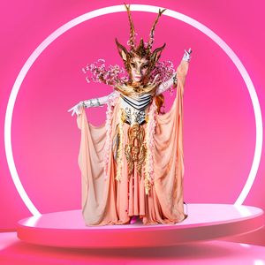 Maske gefallen: Sie steckt unter "The Masked Singer"-Elgonia