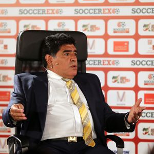 Doppel-Stinkefinger! Maradona rastet noch mal richtig aus