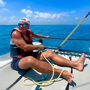 Poptitan Dieter Bohlen präsentiert seine muskulösen Oberarme