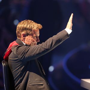 Dieter Bohlen zeigt Promiflash den Mittelfinger!