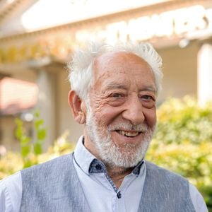 Mit 91 greift Dieter Hallervorden wieder zur Zigarette