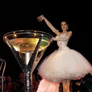 Autsch! So eng schnürt Dita von Teese ihre Korsage