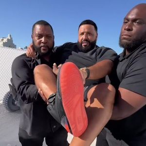 Wegen neuer Sneaker: DJ Khaled wird auf die Bühne getragen
