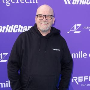 Seltener Anblick: DJ Ötzi tritt ohne sein Markenzeichen auf