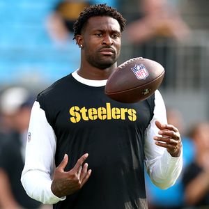 Ein Fan verklagt NFL-Star DK Metcalf auf 84 Millionen Euro