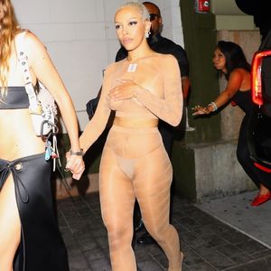 Nach der Met Gala: Doja Cat feiert in einem Hauch von Nichts