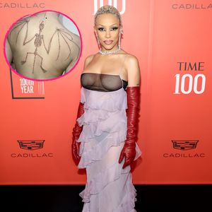 Fledermaus-Skelett: Doja Cat präsentiert neues Rückentattoo