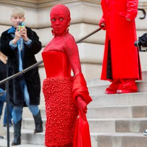 Mit Kristallen: Doja Cat trägt ausgefallenen Ganzkörper-Look