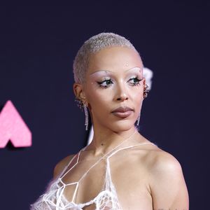 "Schamhaare": Doja Cat nimmt ihre Kopfbehaarung in Schutz!