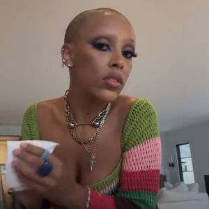 Live im Netz: Doja Cat rasiert sich Haare und Augenbrauen ab