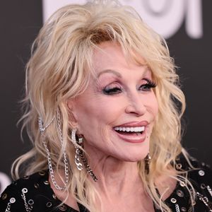 Darum schläft Dolly Parton jede Nacht in ihrem Make-up-Look!