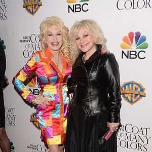 Dolly Parton ging laut Schwester sogar geschminkt ins Bett