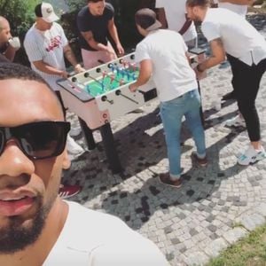 Dominic Harrison chillt kurz vor Hochzeit mit seinen Jungs!