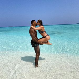 Knutschalarm: Sarah und Dominic Harrison sind total verliebt