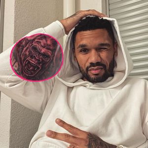 Autsch! Dominic Harrison lässt sich Achsel-Tattoo stechen