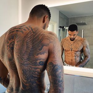 Dominic Harrison: Das bedeutet sein riesiges Rückentattoo