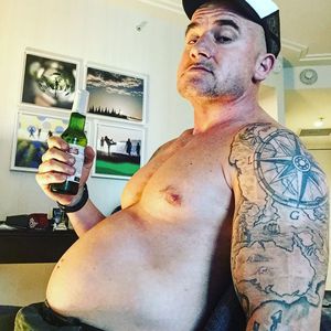 "Prison Break"-Star Dominic Purcell zeigt seine Bier-Plauze