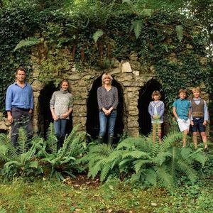Nach Affäre mit Lily James: Dominic West teilt Familienfoto