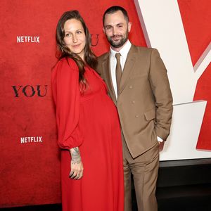 Penn Badgley und schwangere Domino strahlen auf Red Carpet