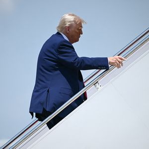 Nach Biden-Spott: Donald Trump stolpert auf Flugzeugtreppe
