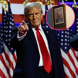 Präsident Trump hängt sein Polizeifoto im Weißen Haus auf