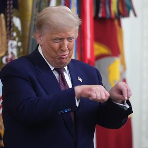 Lächerlich? Trump veröffentlicht bizarren KI-Clip als Arzt