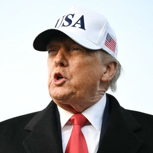 Epstein-Vorwürfe: Donald Trump zeigt Mann den Mittelfinger