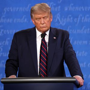 Trump muss nach Infektion mehrere Tage in Klinik bleiben!