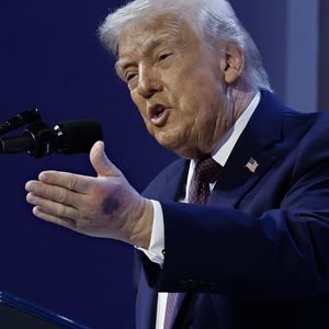 Weißes Haus klärt über Donald Trumps Blutergüsse an Hand auf