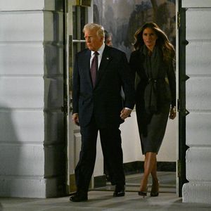 Lachnummer im Netz: Donald Trump hält Melanias Daumen fest