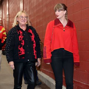 Mama Kelce und Taylor Swift ziemlich leger bei NFL-Spiel