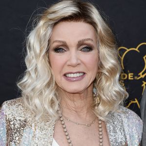 100 Sit-ups täglich: So fit hält sich Donna Mills mit 85
