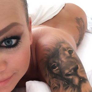 Komplett nackt? Hier rekelt sich Sido-Ex Doreen im Bett