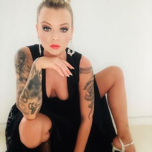 XXL-Dekolleté und lasziver Blick: Reen lässt tief blicken!