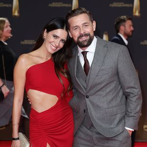 Klaas Heufer-Umlauf kuschelt mit seiner Doris auf Red Carpet