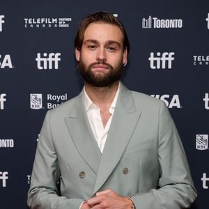 Douglas Booth spricht über schweren Verlust seines Vaters