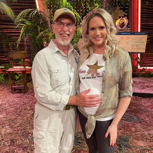Schwangere Sarah Knappik postet Babybauch-Foto mit Dr. Bob