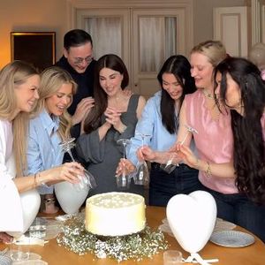 Es ist ein...: Dr. Emi Arpa gibt das Babygeschlecht bekannt