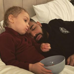 Drake teilt süßes Kuschelbild mit seinem Sohn Adonis (3)