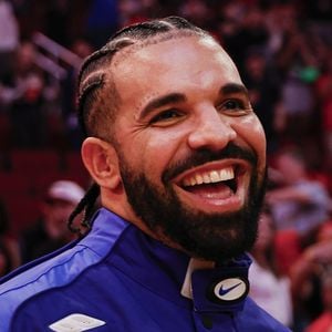 So stylish feuert Drake seinen Sohn Adonis beim Fußball an!
